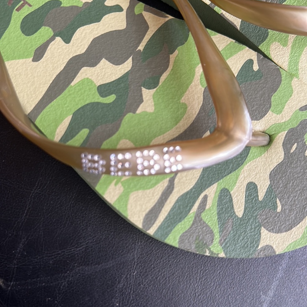 Rhinestone bebe camo flip flop sandals πͺβ¨ - Picture 4 of 6